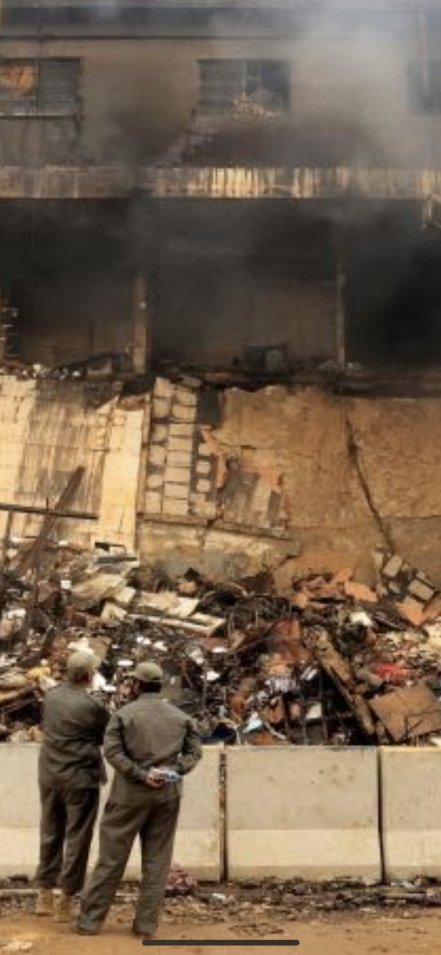 கராச்சியில் ஷொப்பிங் மோலில் தீ விபத்து.