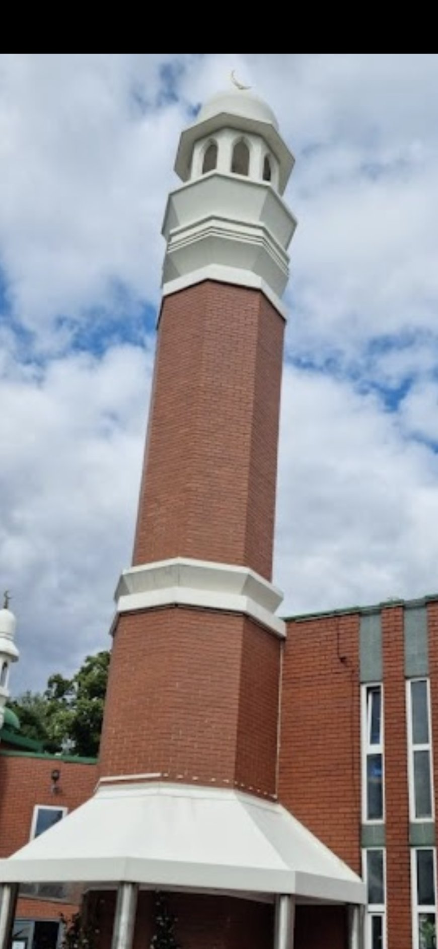 England, Manchester பள்ளிவாசலில் ஆயுதங்களுடன் தாக்குதல் முயற்சி.